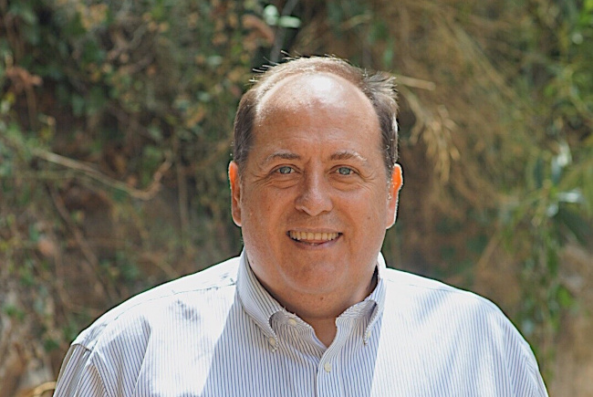 Juan Ángel Martínez González, glimlachend in een buitenomgeving, beheerder van landelijke accommodaties in Aýna, Albacete, en gebruiker van Redforts software.