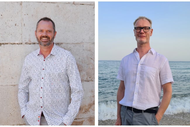 Jan Korstanje en Ben Siemerink, oprichters van Redforts Software, geportretteerd tegen kustachtergronden, die hun visie op toegankelijke hotelmanagementoplossingen vertegenwoordigen.